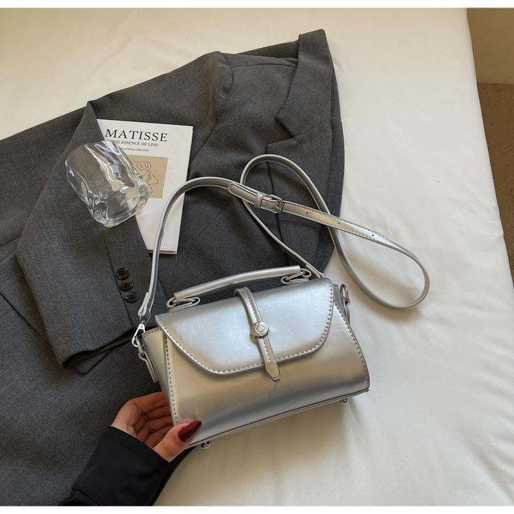 

Женская сумка 2025 новая универсальная весенне-летняя ретро сумка через плечо, популярная в этом году, портативная маленькая квадратная сумка серебряный