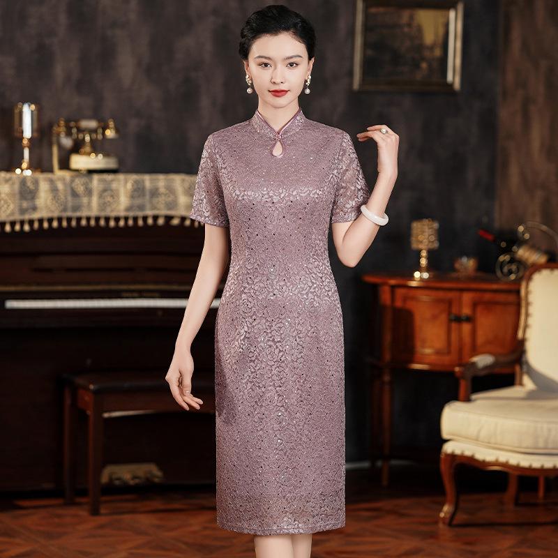 Elegantes hellviolettes Qipao: Hochwertiges Festkleid für die Brautmutter bei Sommerhochzeiten und Banketten