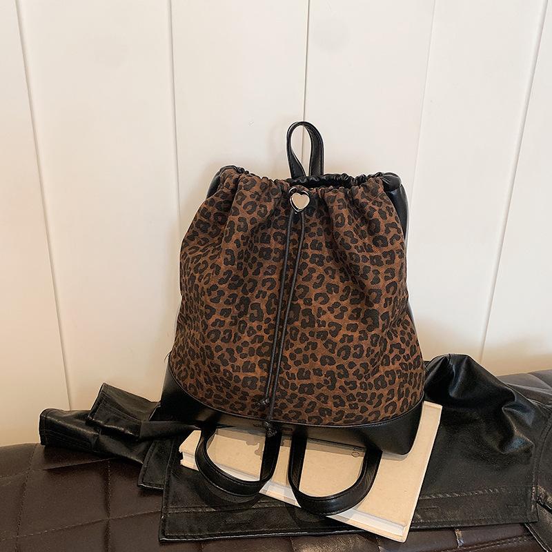 

Иностранная одиночная повседневная сумка большой вместимости с леопардовым принтом женская новинка 2024 года осень-зима рюкзак через плечо колледж ветровая сумка-ведро