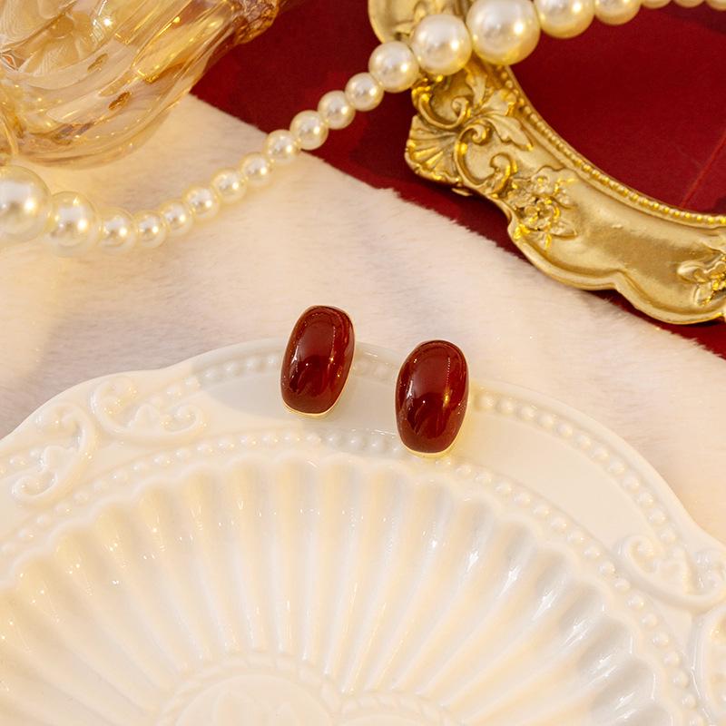 Silver Needle Red Heart Pearl Drip Stud Earrings: French Retro Vintage Ear Cuffs for Autumn and Winter.