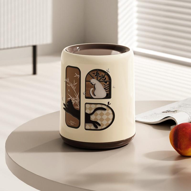 

1 шт. Ретро Принты с Кошками Пластиковое Мини Настольное Мусорное Ведро, Цилиндрическое Офисное с Крышкой Пуш-Топ, Прикроватная Корзина для Хранения с Крышкой, Милое для Спальни 1Pc