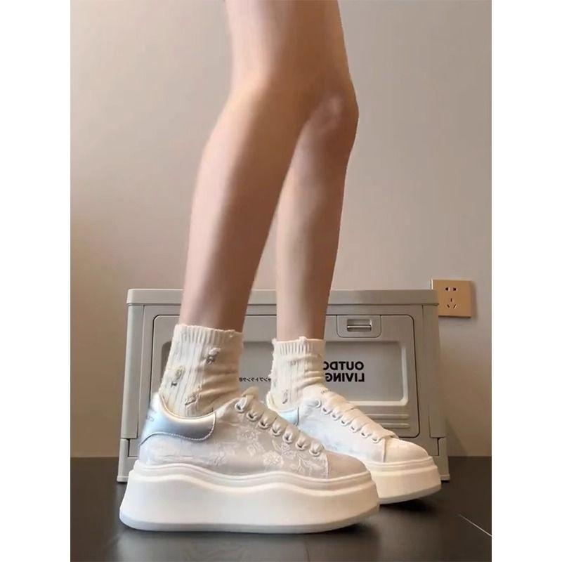 Guofeng kleine weiße Schuhe Damen 2025 neue beliebte Frühling und Herbst Plateau-Schuhe zeigen Höhe Board-Schuhe beliebt vielseitig höhenvergrößernde Schuhe