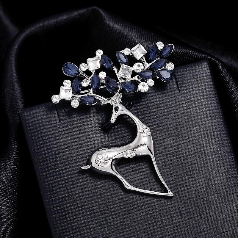 

Trendy light luxury elk brooch, high-end small fragrance, cute Japanese femininity pin, personalized versatile corsage accessories