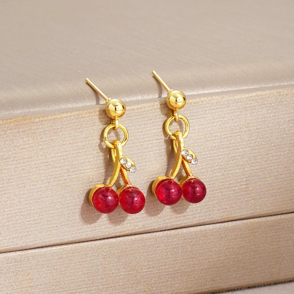 Niche design diamond-encrusted red cherry pendant earrings, fashionable and versatile, festive stud earrings, whitening earrings