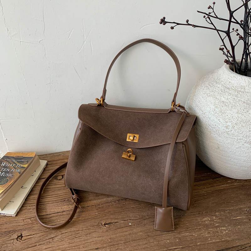 

Французская ретро матовая портативная платиновая сумка женская 2025 новая нишевая дорожная сумка большой вместимости на плечо/кроссбоди