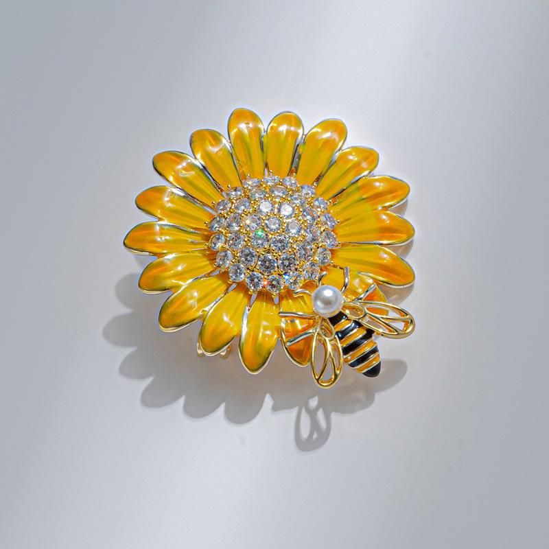 Bo Xin Yun Pastoral Daisy  Bee Enamel Lapel Pin with Pearl Detail