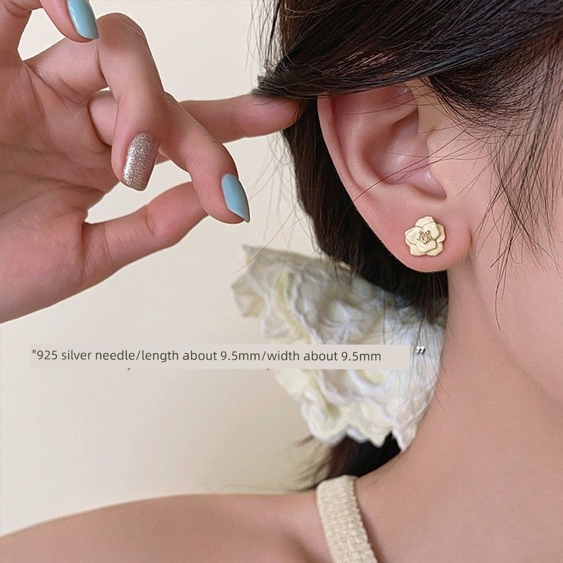 

[Сяннань] Серьги-пусеты из серебра 999 пробы Камелия Модные Новинка 2025 года Самые продаваемые женские серьги Доступная роскошь Серьги для особых случаев 925 silver needle Camellia earrings (two price)