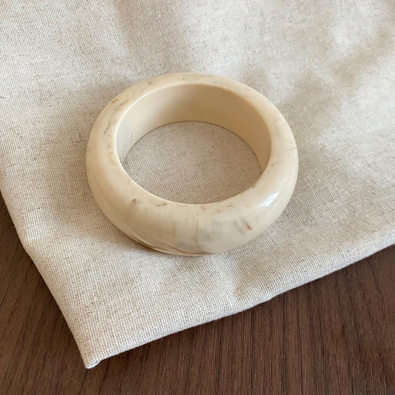 Elegante Bracciale Aperto Geometrico in Acrilico - Braccialetto Versatile di Alta Gamma per Donna