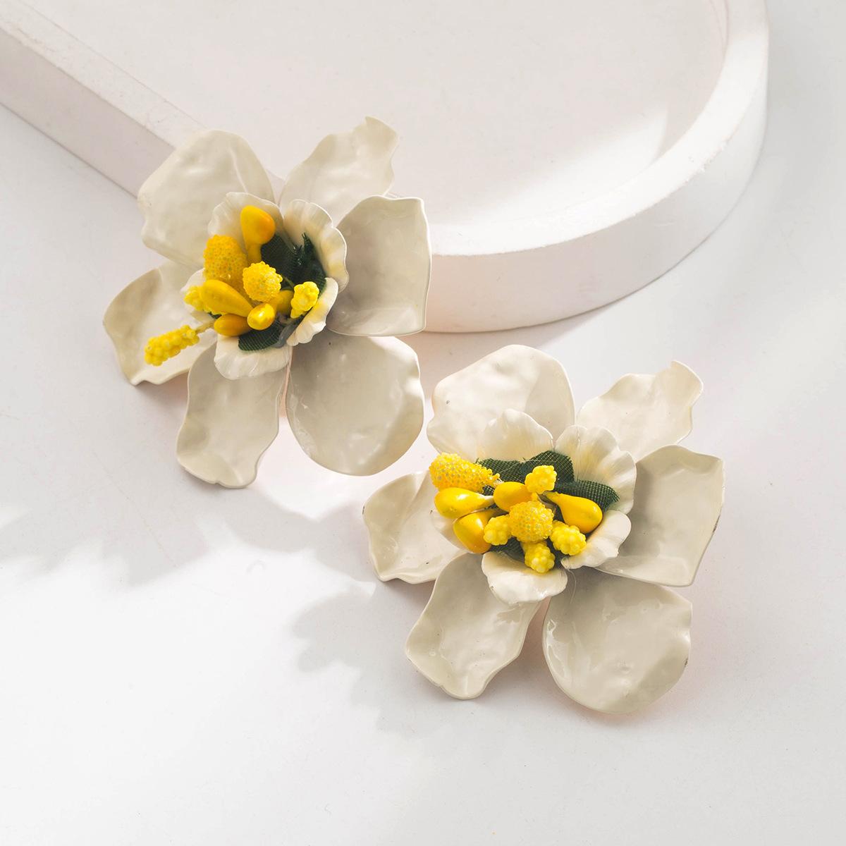 DIGADAGU Alloy Flower Geometric Stud Earrings New Exaggerated Simple Earrings Women Party Zircon Accessories белый
