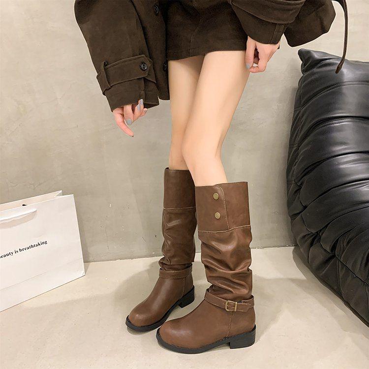 Jesienno-zimowe kozaki za kolano typu slouch z klamrą paska i masywnym obcasem - styl kowbojski