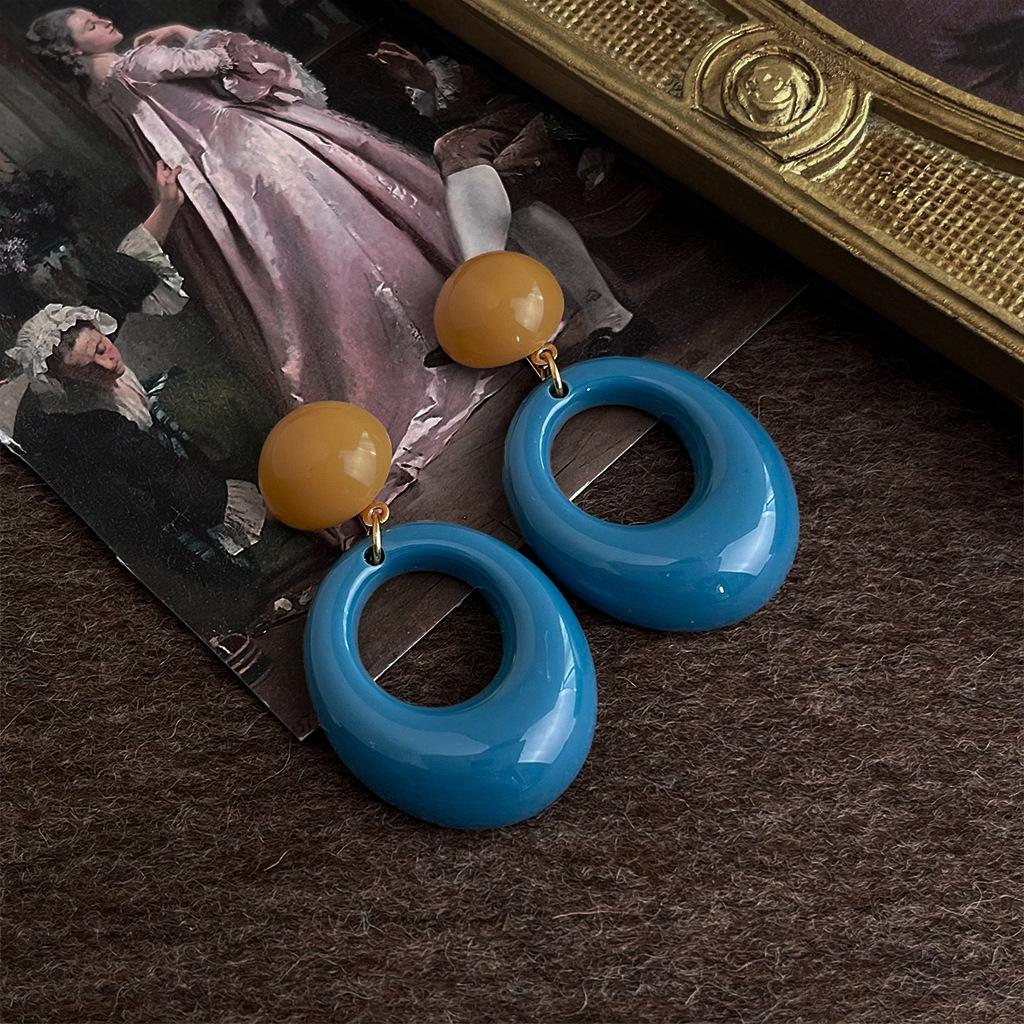 

Medieval European and American exaggerated geometric circle large earrings French retro literary Hong Kong style light luxury earrings