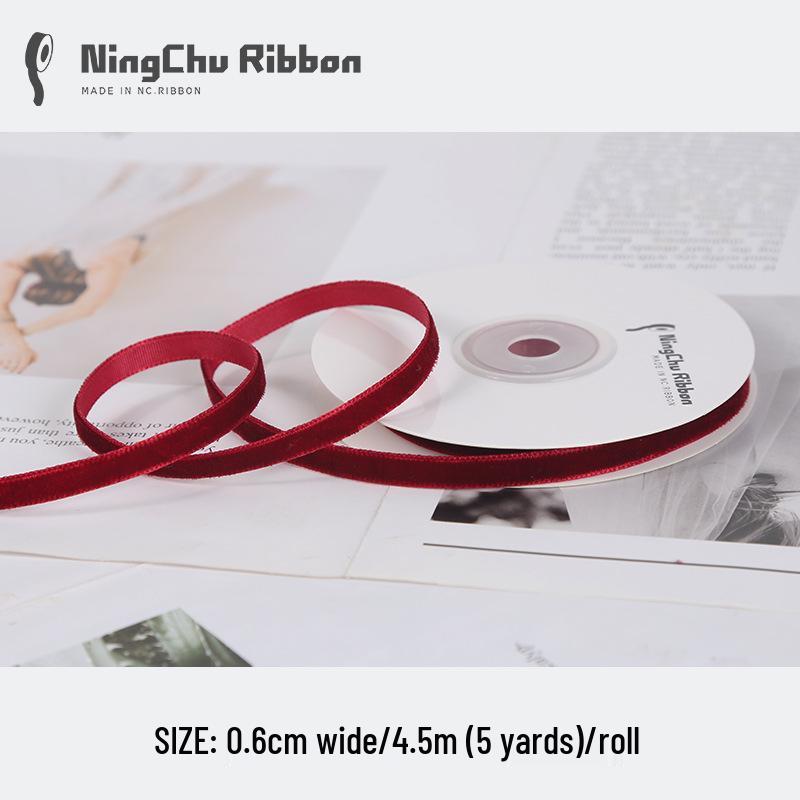 

Бордовая бархатная флокированная лента для изготовления бантов своими руками и упаковки подарков 0.6cm