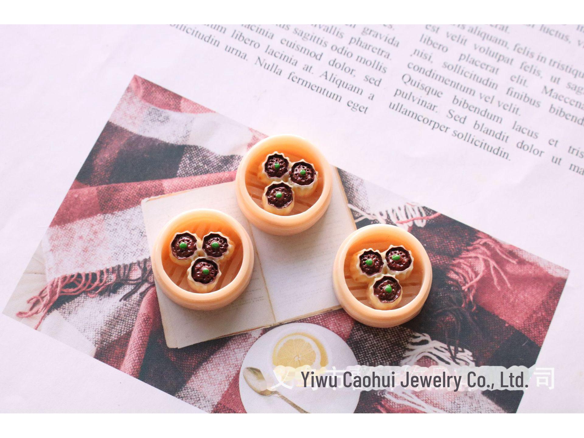 

Миниатюрный брелок из смолы в виде парового пельменя