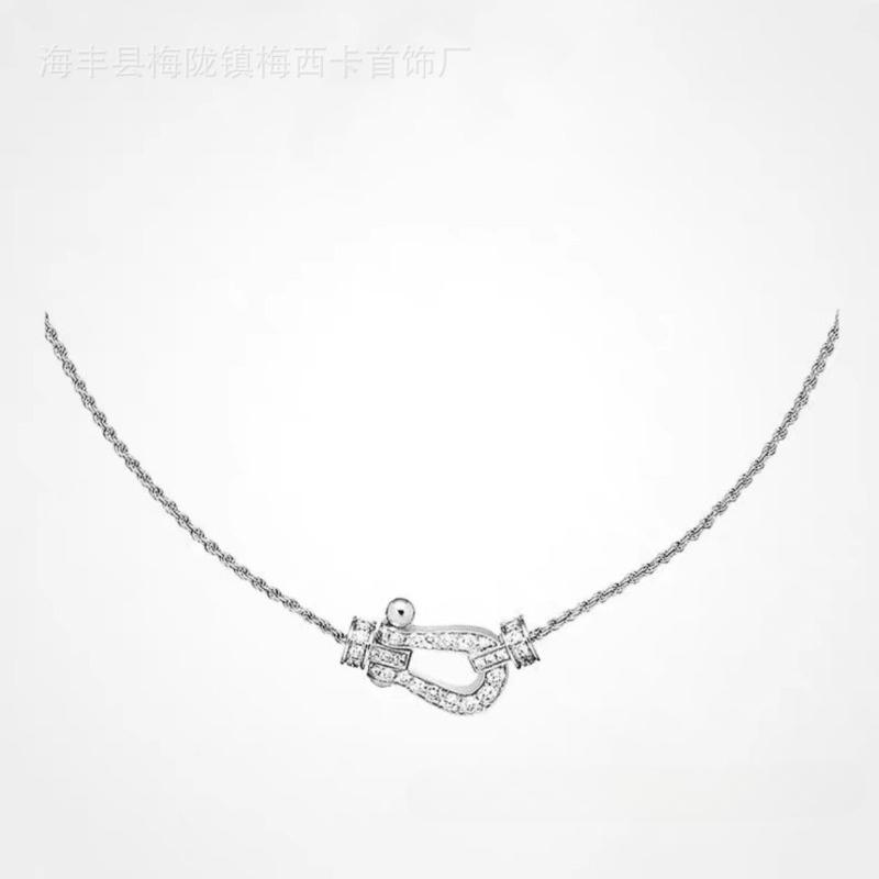 Collana Fibbia a Ferro di Cavallo Edizione Premium Catena Intrecciata Semi-Diamantata Fibbia a U Spessa Catena Clavicolare Completamente Diamantata Placcata Oro 18k Regalo Moda