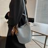 Large Capacity Bag Women's Summer 2025 Summer New Fashion Internet Celebrity Shoulder Bag Texture Niche Messenger Bucket Bag
