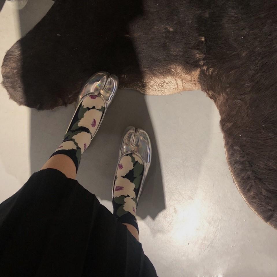 Trendy Japanese Multi-Color Jacquard Floral Tabi Socks - Cute Split-Toe Mid-Calf Design