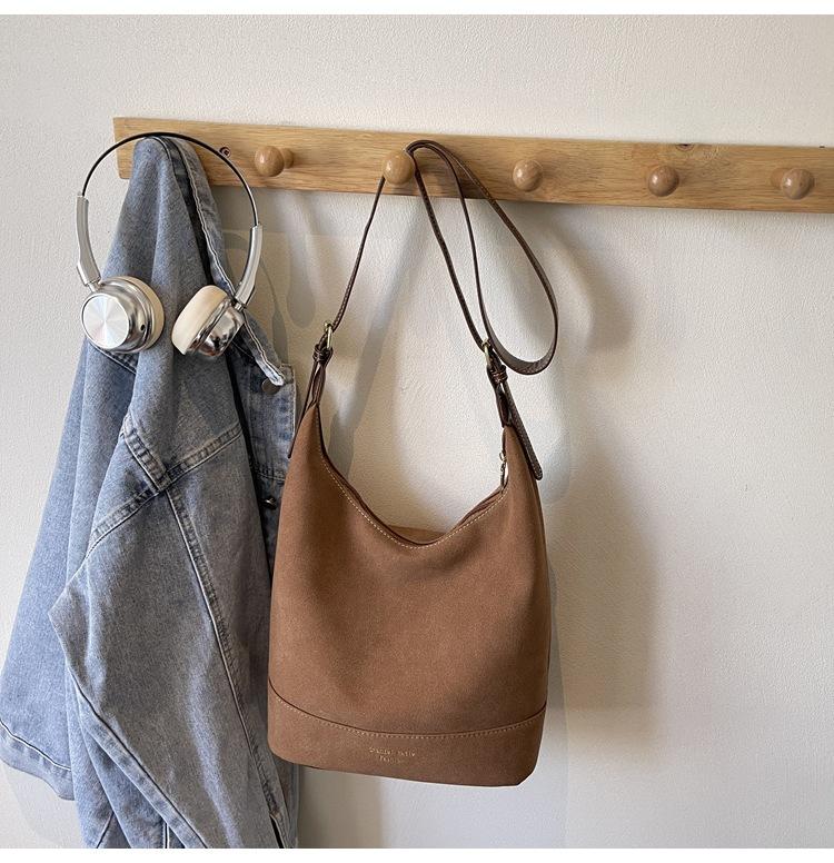 

Frosted large-capacity portable tote bag women s 2025 autumn and winter new retro shoulder bag premium messenger bag