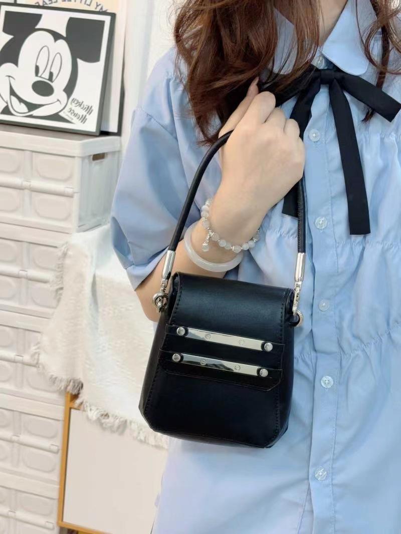

Niche sweet and cool handbag women s 2024 new exquisite messenger bag fashionable mobile phone bag high-end shoulder bag чорний