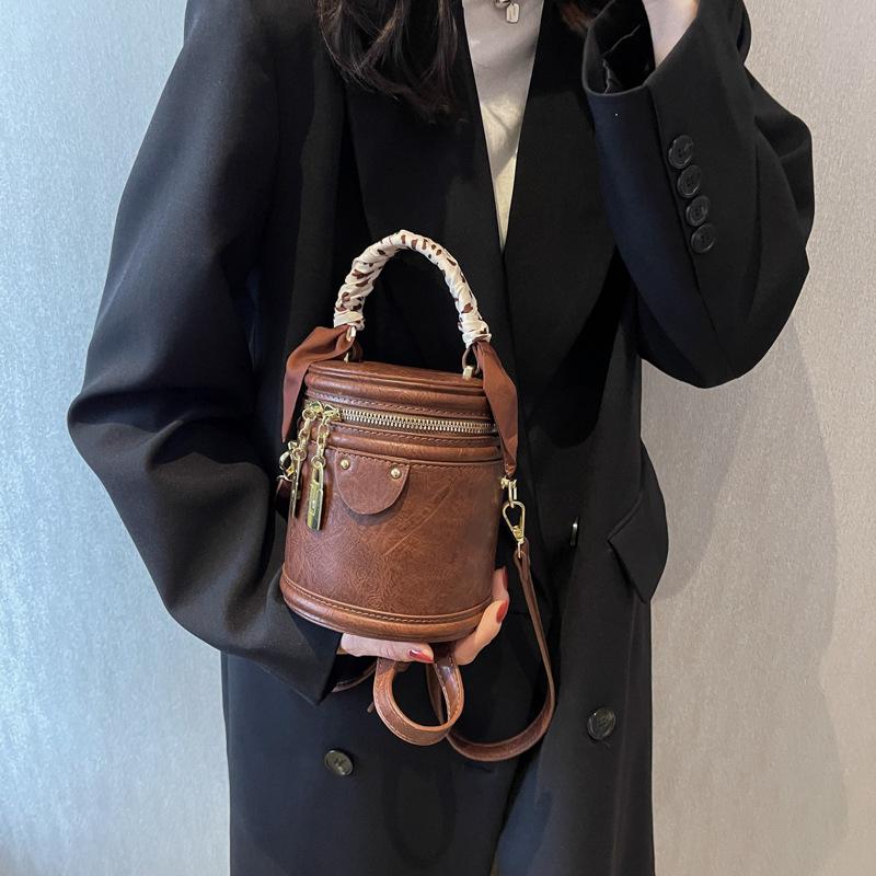 Textured retro bag women's autumn and winter new fashion retro shoulder messenger bag portable bucket bag tide