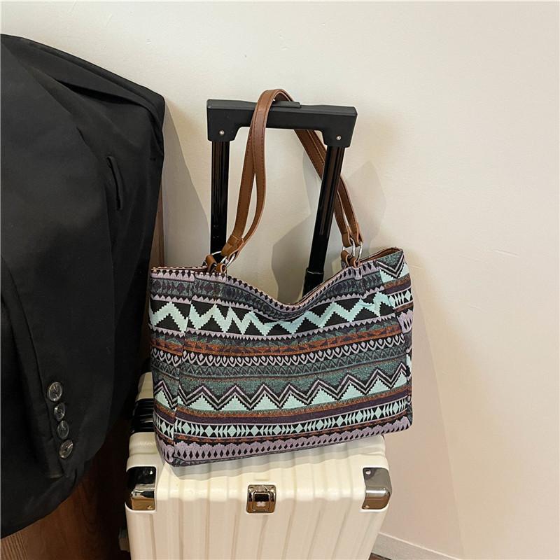 2025 spring new ethnic style women's bags, fashionable contrasting colors, large-capacity niche women's bags, shoulder bags, tote bags, women's bags