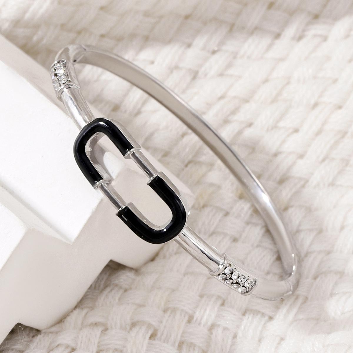 Европейский и американский минималистичный геометрический эмалевый браслет с бриллиантами: Ретро дизайн скрепки, универсальный и стильный для женщин