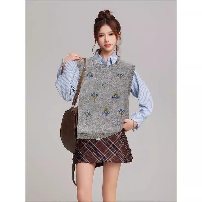 Womens Embroidered Floral Round Neck Vest Cropped Sleeveless Knit Top