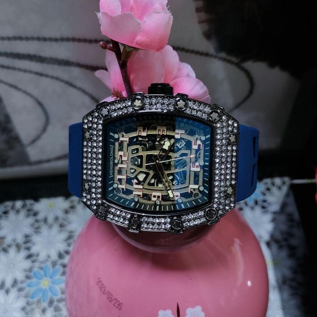 Reloj de Cuarzo para Hombre con Forma Tonneau de Silicona con Diseño de Moda de Diamantes Completos
