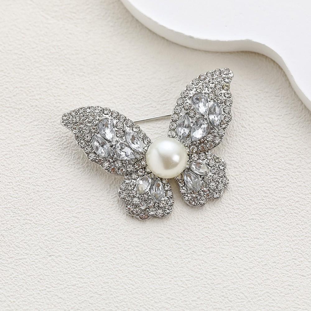 

Элегантная брошь-бабочка — универсальное ювелирное изделие из сплава с бриллиантовыми акцентами, идеально подходит для корсажа одежды и аксессуаров, защищающих от воздействия внешней среды