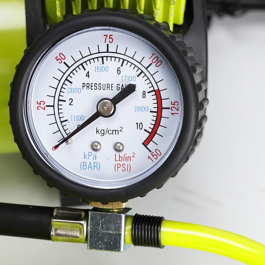 Kompresor powietrza tłokowy 12V, 10 BAR, wąż spiralny 400 cm z analogowym ciśnieniomierzem, 4 adaptery