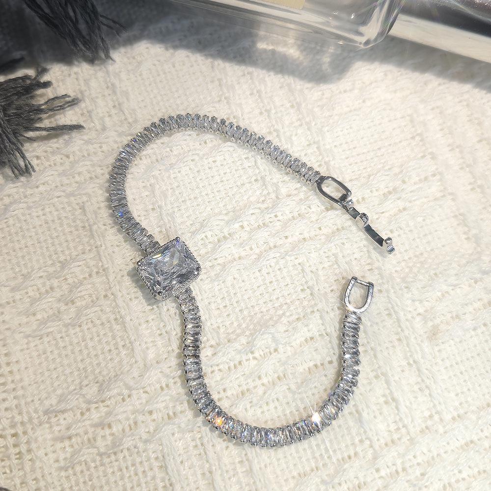 Sophisticated Square Zircon Bracelet: Elegant and Versatile for Daily Commutes or Banquets