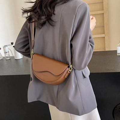 Dámská kabelka do podpaží, jedno rameno, crossbody, západní a moderní styl, luxusní design.