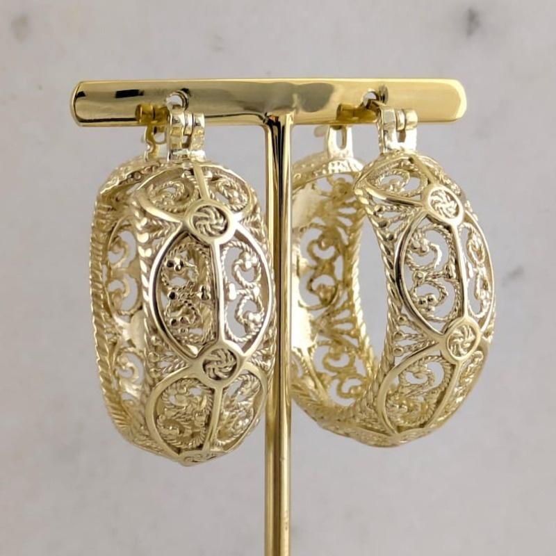 Stylish Elegant Hoop Earrings - Handcrafted Vintage Style Intricate Floral Design, Perfect for Casual Attire Gifting