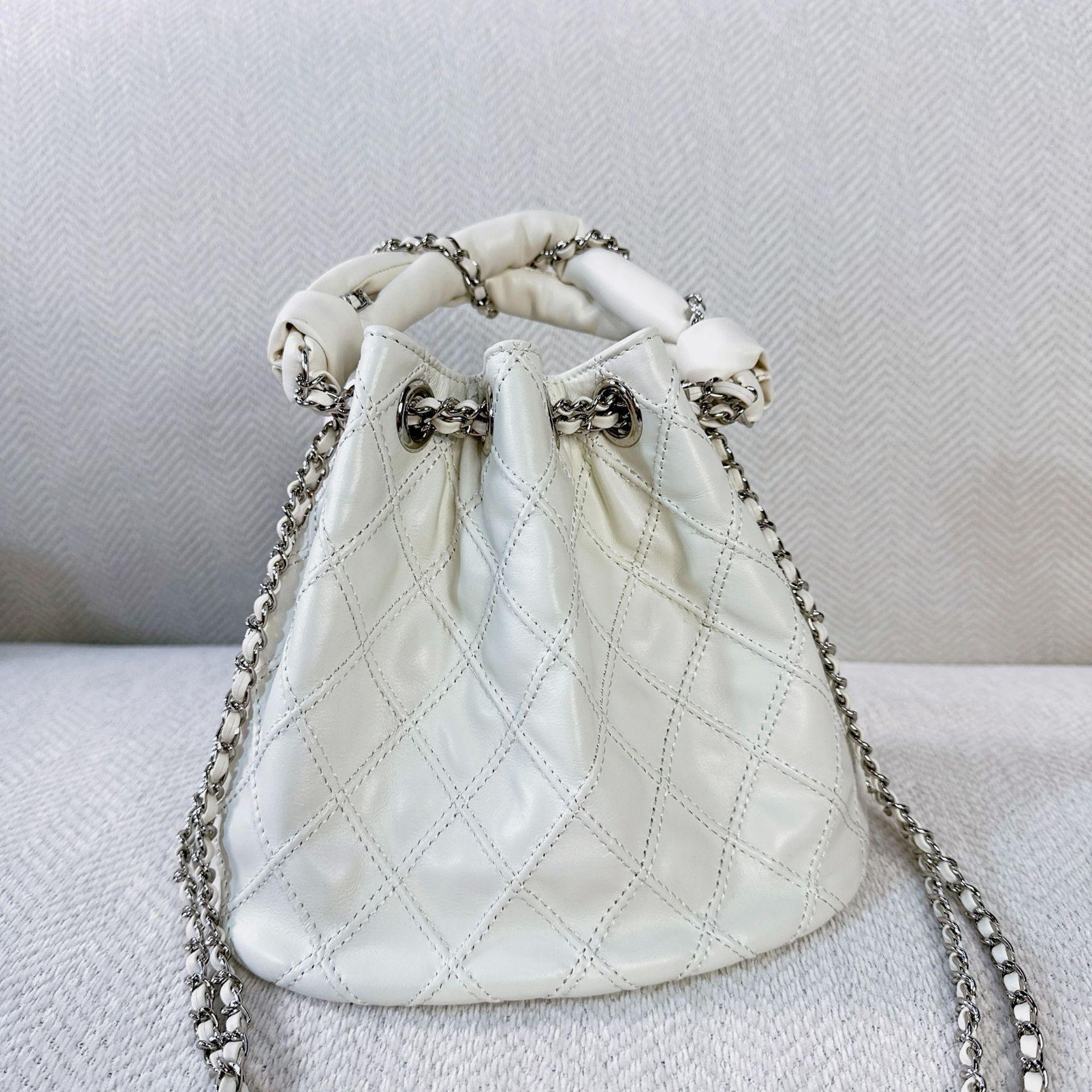 

2025 Новая высококачественная кожаная маленькая ароматная сумка-ведро с сеткой и цепочкой, ретро-универсальная женская сумка через плечо на одно плечо, тренд 20x13x19cm белый