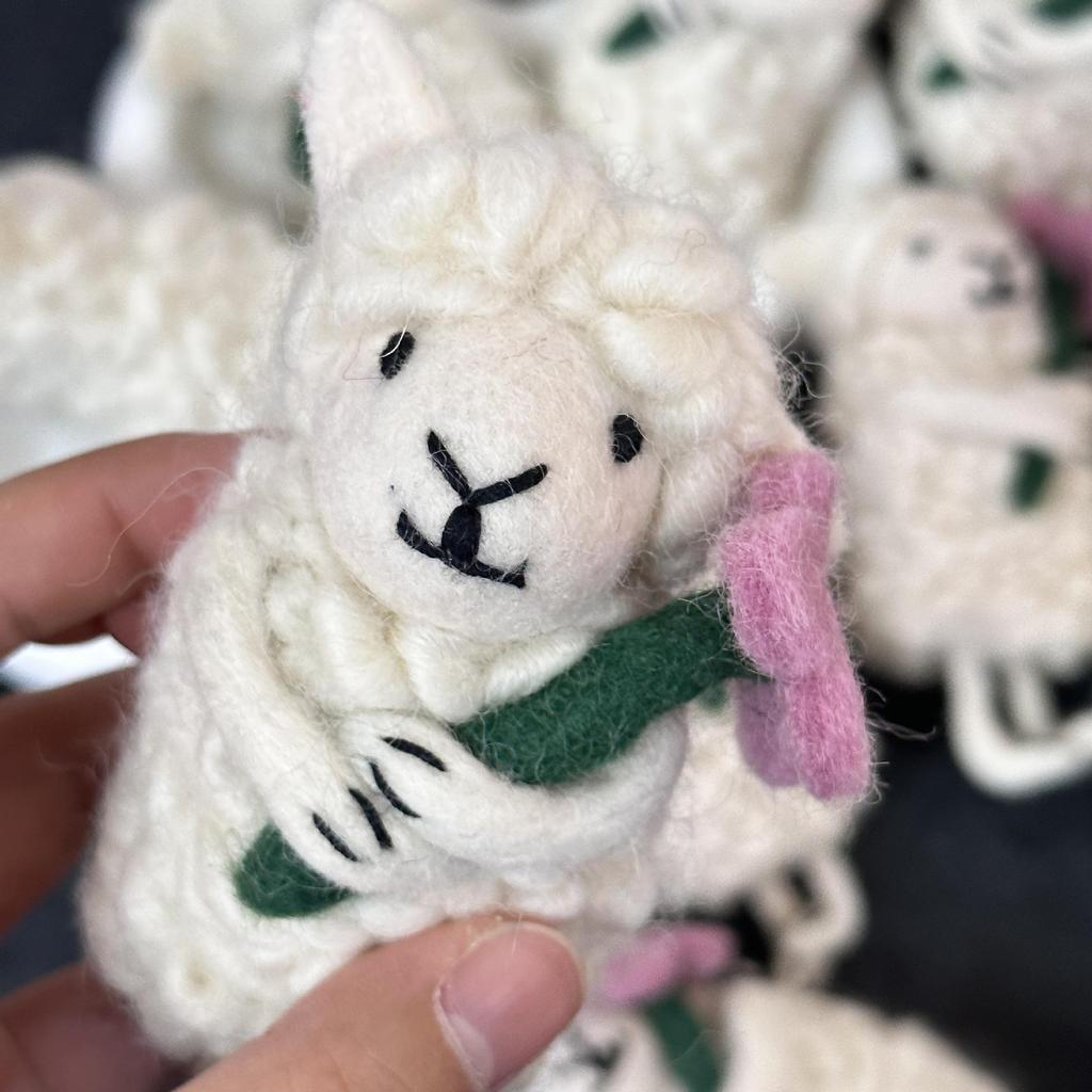 Ręcznie robiona owieczka z filcu wełnianego Breloczek Dekoracja Prezent