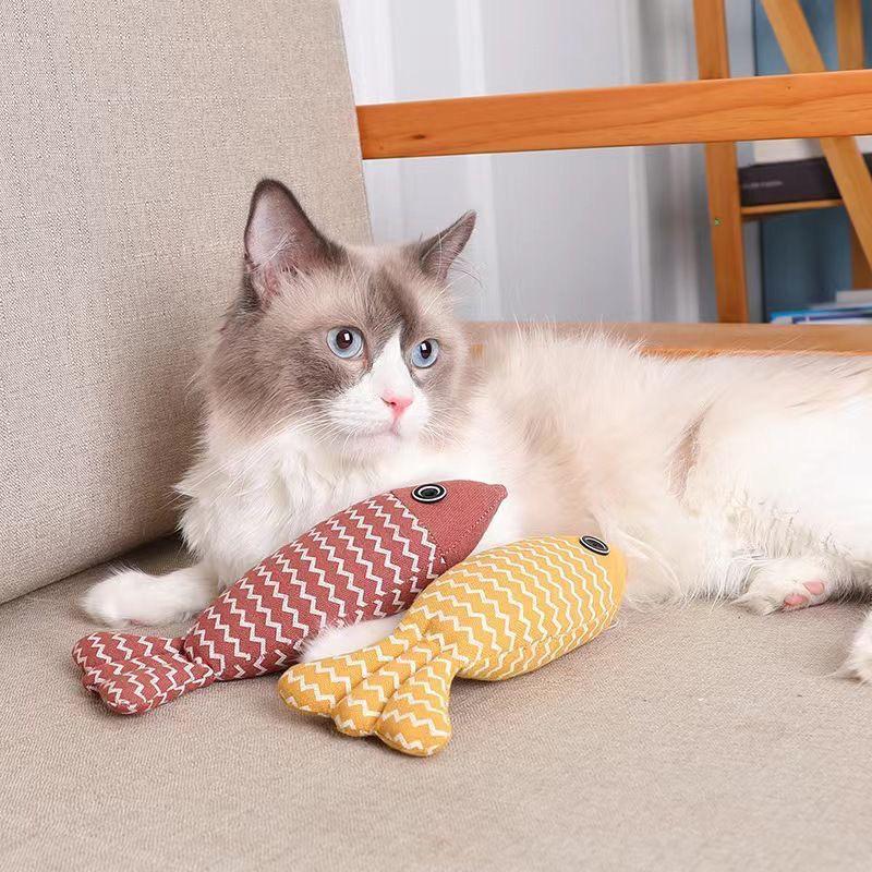 Mint-Flavored Fish-Shaped Rubber Chew Toy with Dried Chicken and Carrot