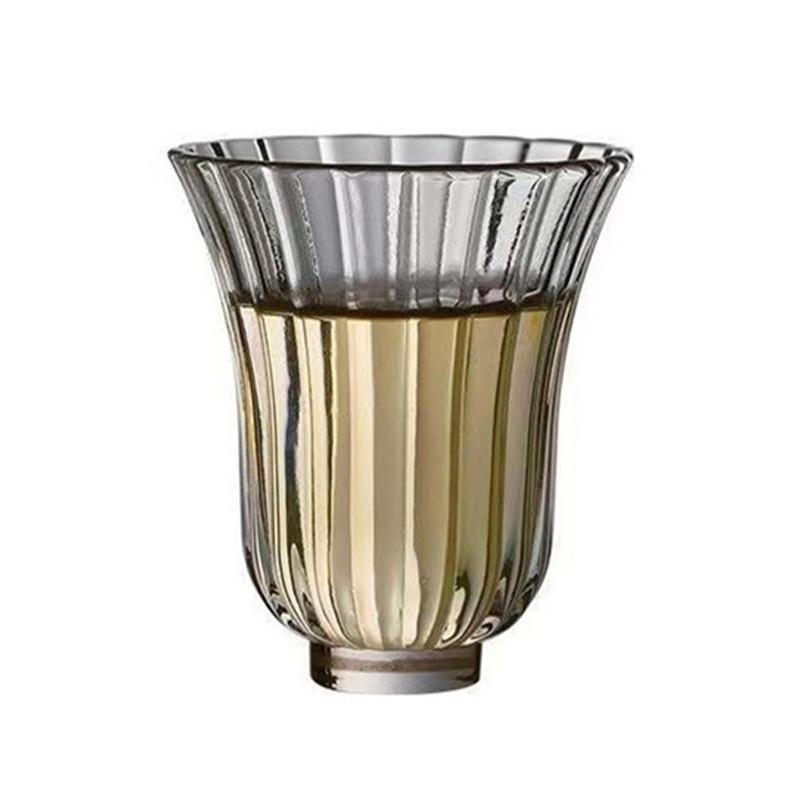 Mini-Teetasse aus Glas im japanischen Stil, Gongfu-Teegeschirr mit florales Blütenblatt-Design, 50 ml kleine Tassen, transparente Trinkgefäße