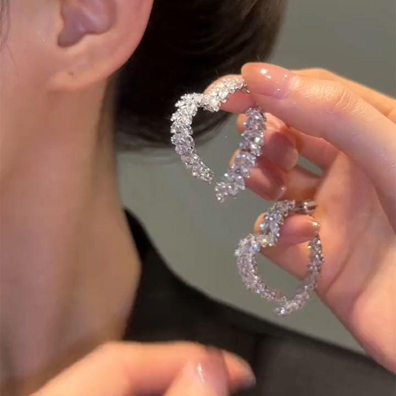 

Легкие Экстравагантные Серьги-Сердечки из Пшеницы для Женщин в Минималистичном Стиле White zircon spike Heart earrings Silver