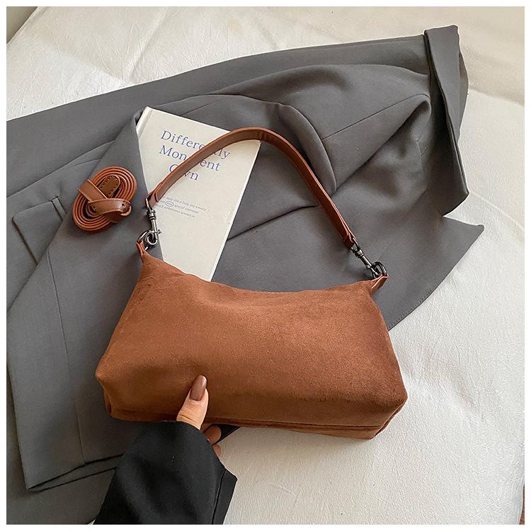 

Корейская версия нишевая сумка под мышкой женская 2025 новая высококлассная ретро сумка-мессенджер популярная сумка через плечо для поездок на работу