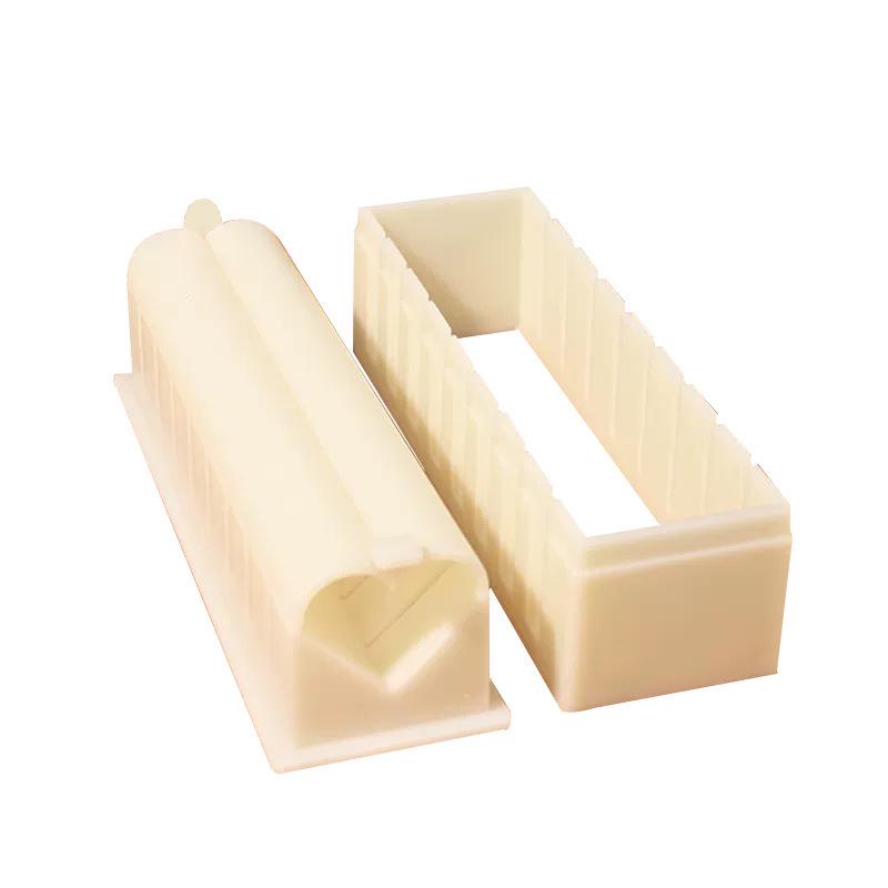 Sushi-Form-Set: Kunststoff-Set für Reisbällchen und Rollen mit Nori-Algen-Umwicklung.