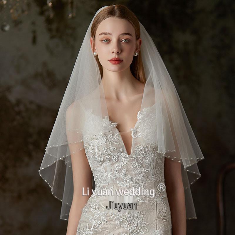 Elegantní dvouvrstvý závoj s křišťálovými korálky - Krátký svatební, svatební a cestovní krajkový tylový závoj