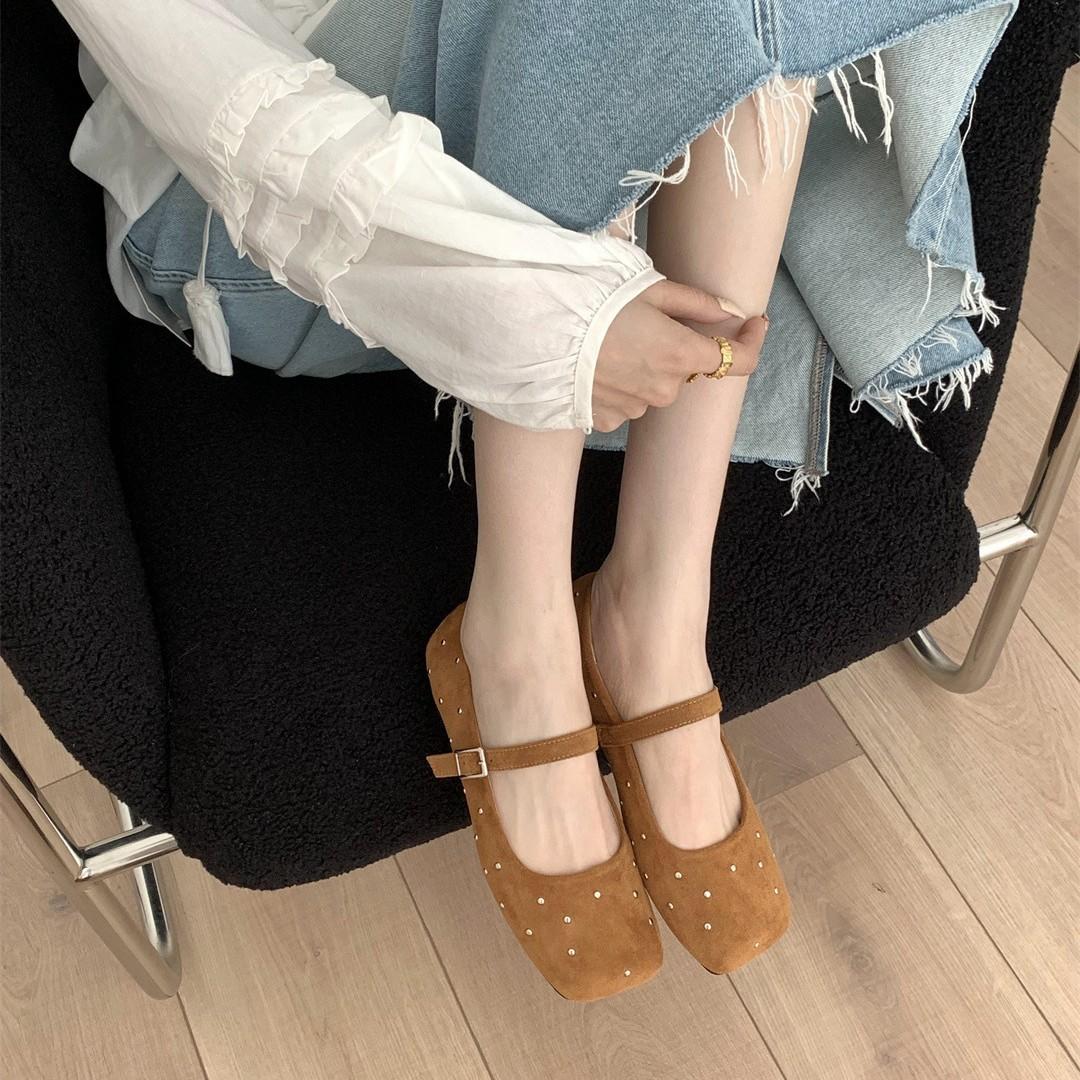 

Туфли Мэри Джейн в стиле ретро с квадратной головкой и заклепками, женские одинарные туфли 2025 года, новая мягкая подошва с юбкой, балетки 40 светло-коричневого