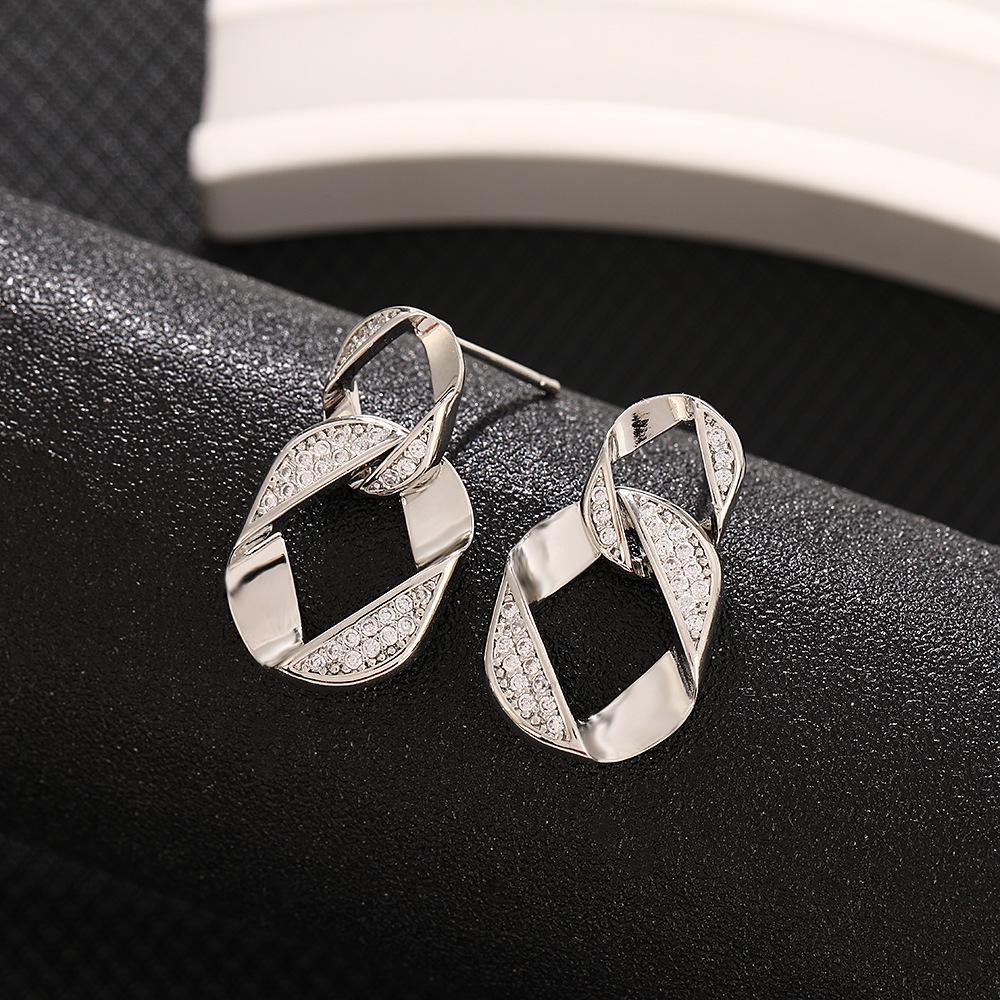 2026 Twisted Geometric Rhinestone Stud Earrings: Exaggerated Rhombus Fashion Ear Jewelry for European and American Styles.