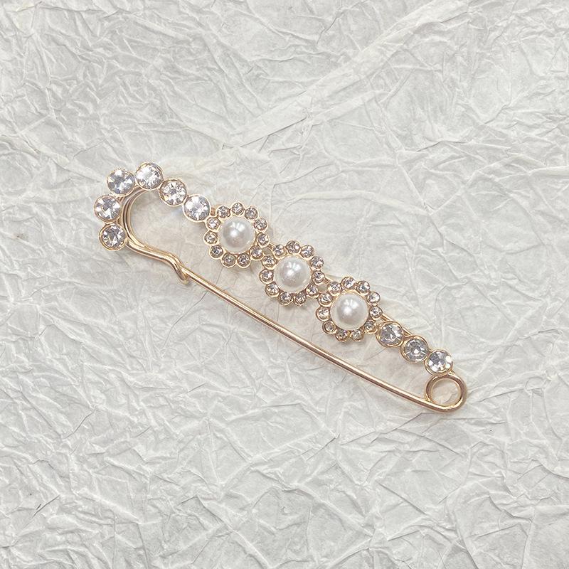 Elegant Diamond-Pearl Studded Brooch for Fashionable Women - Versatile, High-End Accessory with Crystal Accents