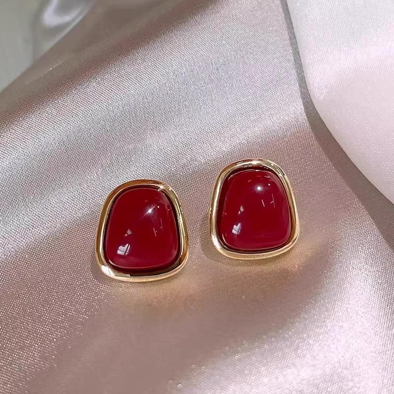 

Wine Red Trapezoid Stud Earrings for Women Retro Bohemian Geometric Statement Small Earrings Enamel Wedding Ear Zircon
