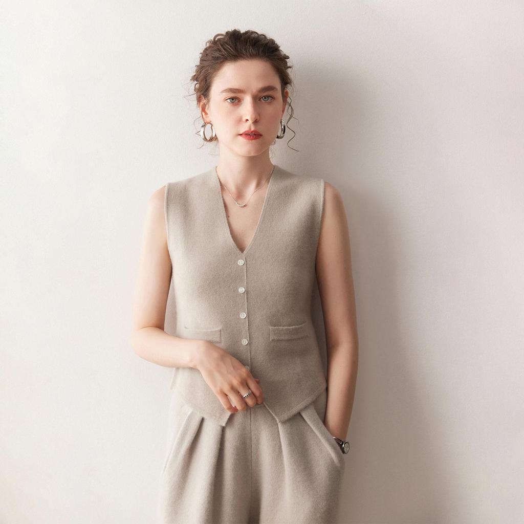 Chic Light Luxury V-Neck Cashmere Knit Women's Slim-Fit Vest for Autumn/Winter