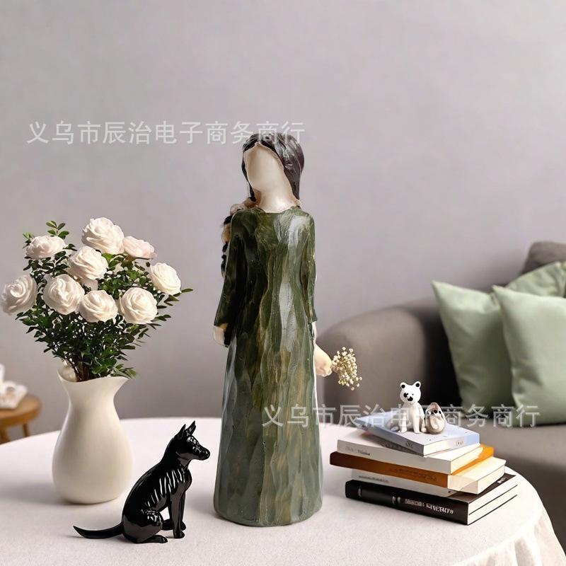 New Mother's Day Gifts Mother and daughter sisters hold hands with their backs to home ornaments, decorative resin handicrafts