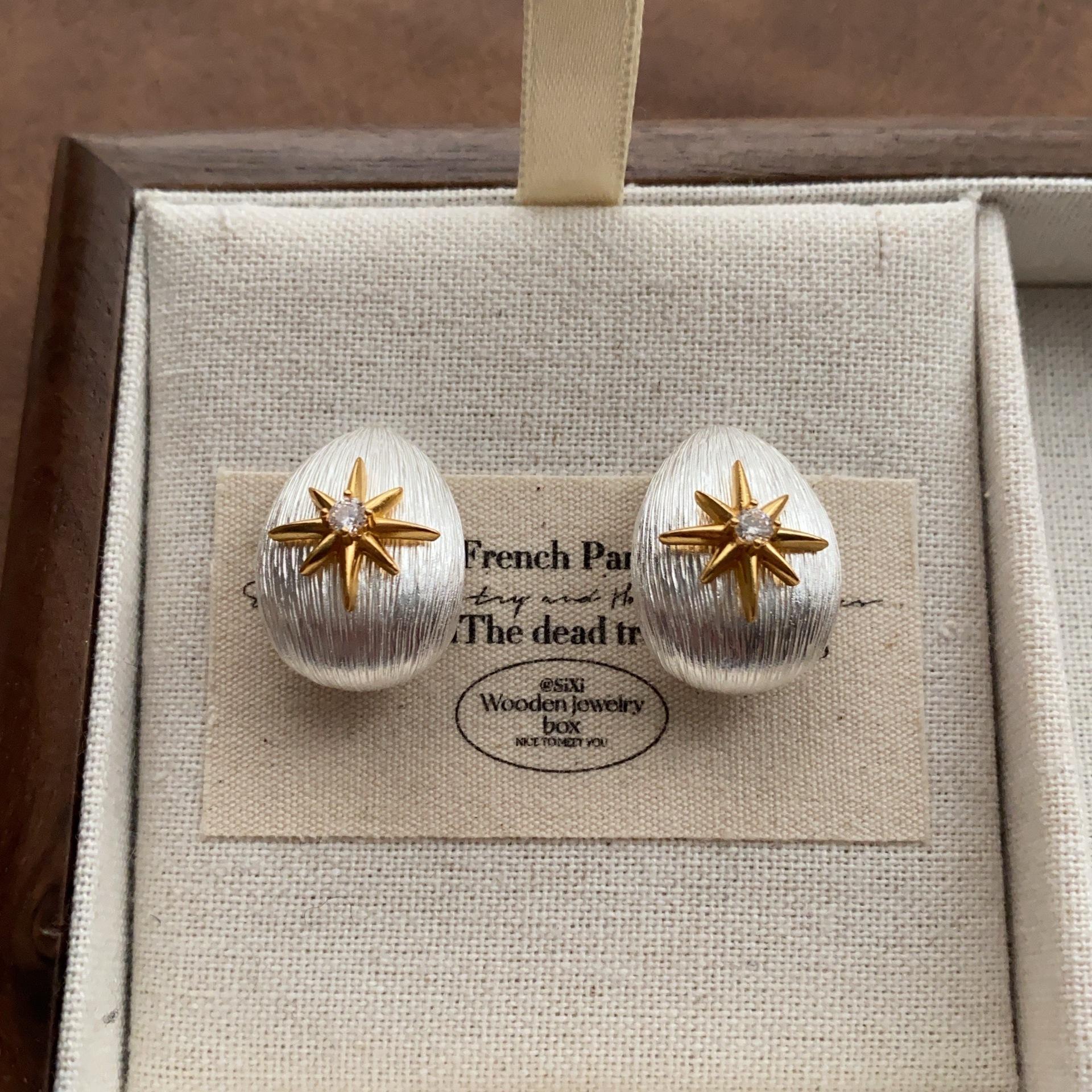 

Three-dimensional ancient method two-color water drop star stud earrings brushed process starry sky bright earrings high-end earrings