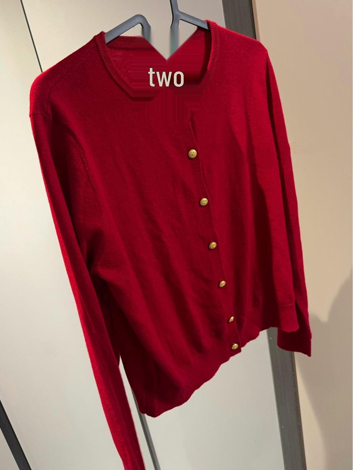 

Женский осенне-зимний кардиган мягкой вязки с маленькими золотыми пуговицами - элегантный и стильный свитер. Small ярко-красный