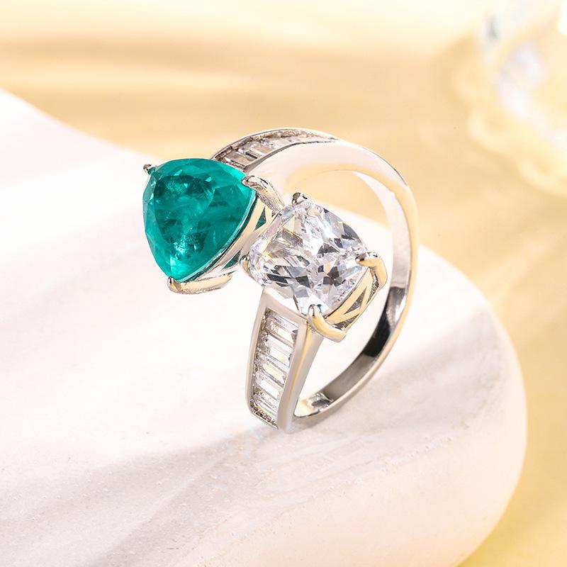 

Copper Bottom Gold-Plated Simulation Color Treasure Corundum Fat Triangle Temperament Ring Women 10 * 10-8 * 10