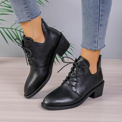 Nieuwe Britse veterschoenen Martin boots voor dames met puntige neus en dikke hak, perfect voor herfst en winter 2023. Grote maat 43 beschikbaar.